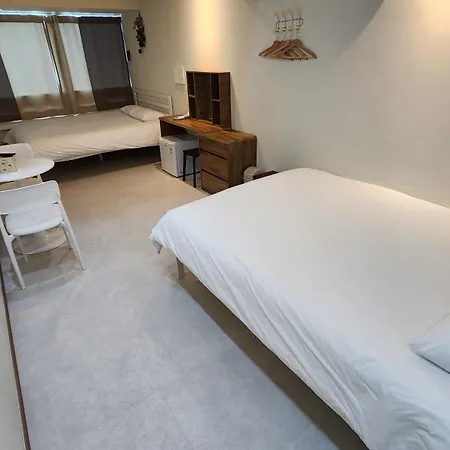 Hausda Stay Private Bathroom Two-Queen-Beds Room All Picture Window