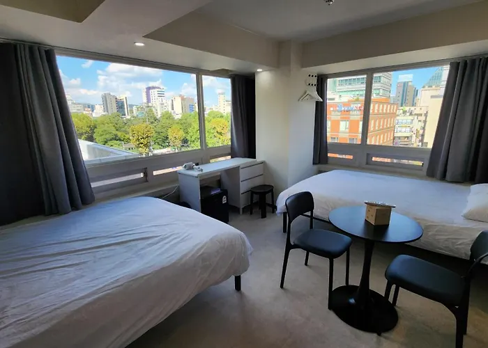 Гостевой дом Hausda Private Bathroom Two-queen-beds Picture Window