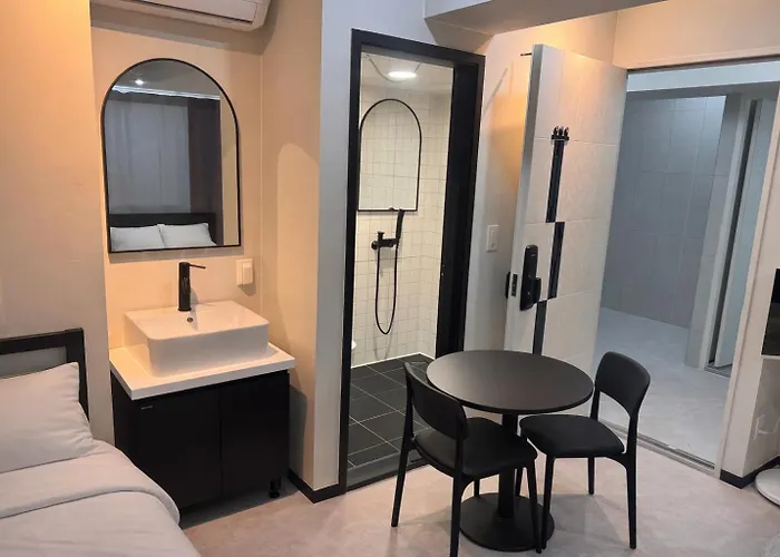 Гостевой дом Hausda Private Bathroom Two-queen-beds Picture Window *