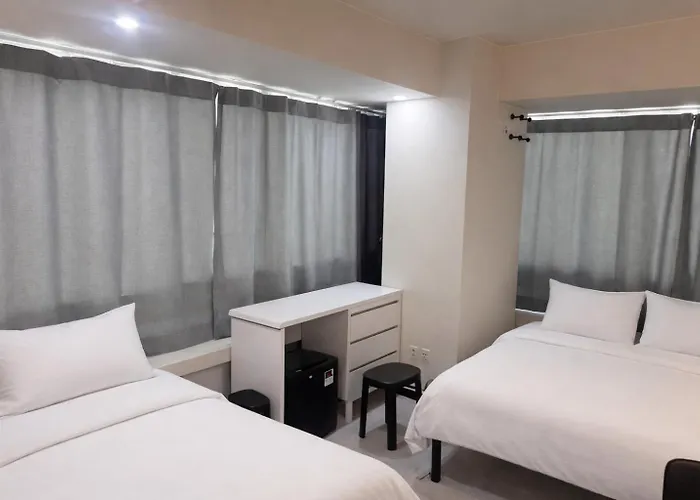 Гостевой дом Hausda Private Bathroom Two-queen-beds Picture Window