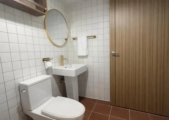 Гостевой дом Hausda Private Bathroom Two-queen-beds Picture Window